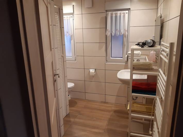 Ganze Ferienwohnung, Feriendorf "Am Forsthaus" Mosbach - Haus Martin (42 qm - Wohnzimmer mit Schlafsofa, Schlafzimmer, offne Küche, Du/Wc - max. 4 Pers.) in Wartburg, Wutha-Farnroda