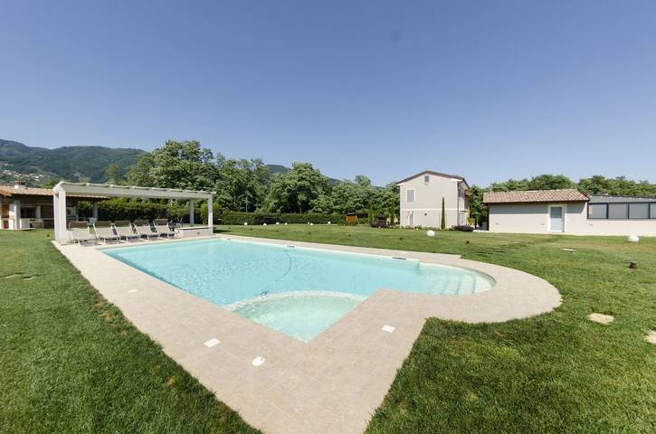 Agriturismo per 12 persone, con Piscina a Capannori