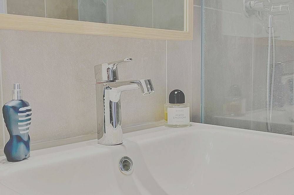 Entire apartment, Superbe Appartement 4 Personnes vue mer - Côte D'azur in Théoule-sur-Mer, Massif de l'Esterel