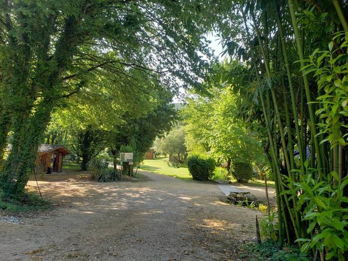 Camping pour 4 personnes, avec terrasse ainsi que jardin et piscine