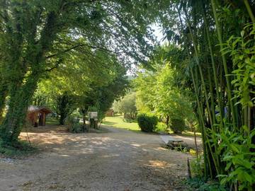 Gîte pour 4 personnes, avec terrasse ainsi que jardin et piscine à Tursac