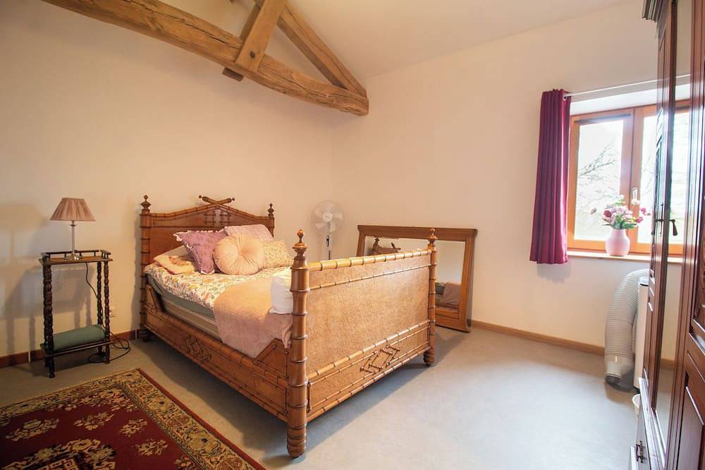 Rural vacation home with garden and 4 bedrooms in Thiat, Région de Bellac