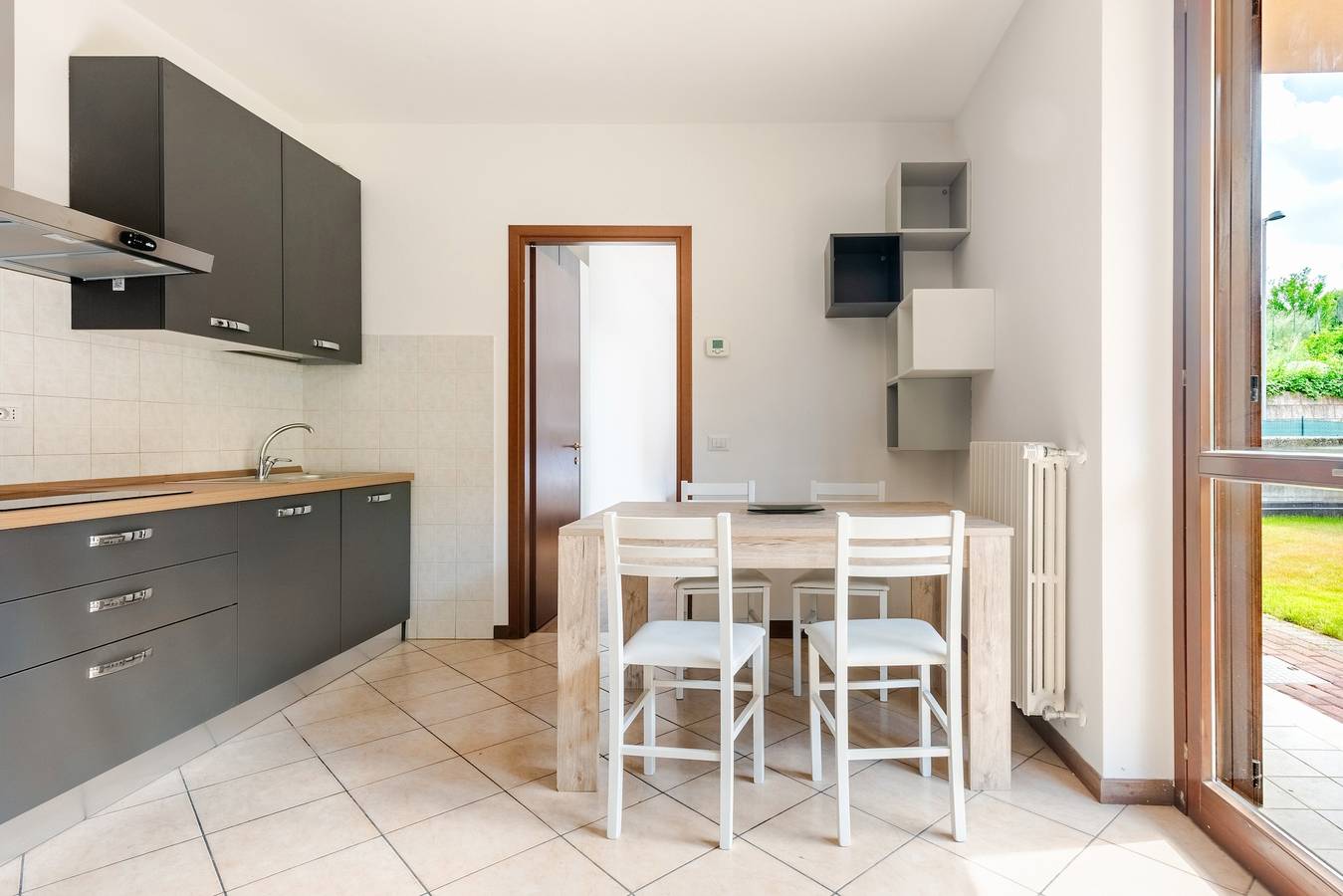 Ferienhaus 'Bilocale mit Garten' mit Klimaanlage in Castelnuovo del Garda, Gardasee-Berge