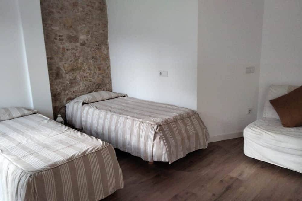 Villa - In the center of the village, beach at 3 min walking distance and private pool. in Calella, Costa del Maresme