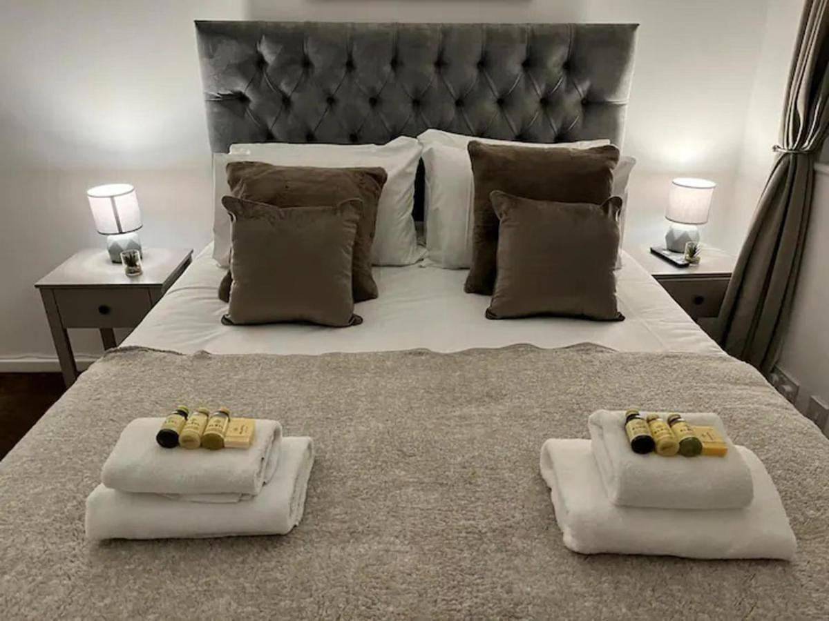 House Sleeps 6 with Enclosed Garden in Merseyside