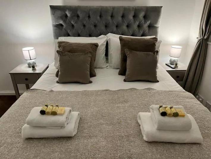 House Sleeps 6 with Enclosed Garden in Merseyside