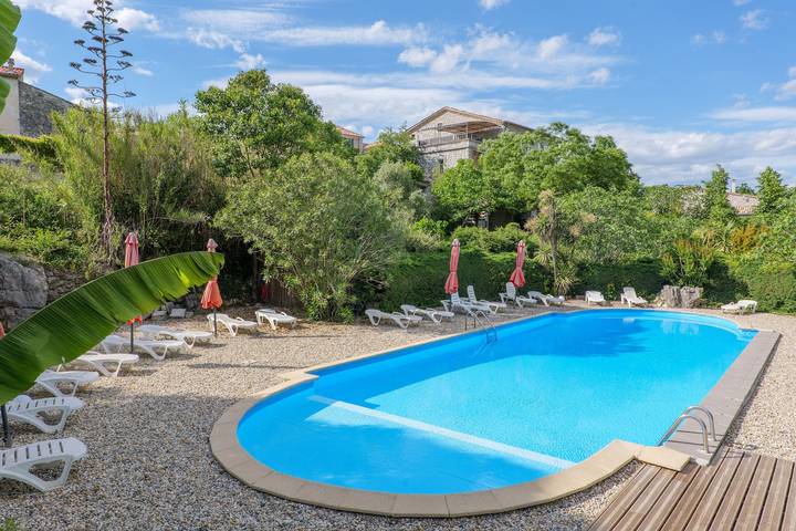 Appartement entier, Gîte « Les Combes » avec piscine partagée, Wi-Fi et climatisation in Chauzon, Ardèche