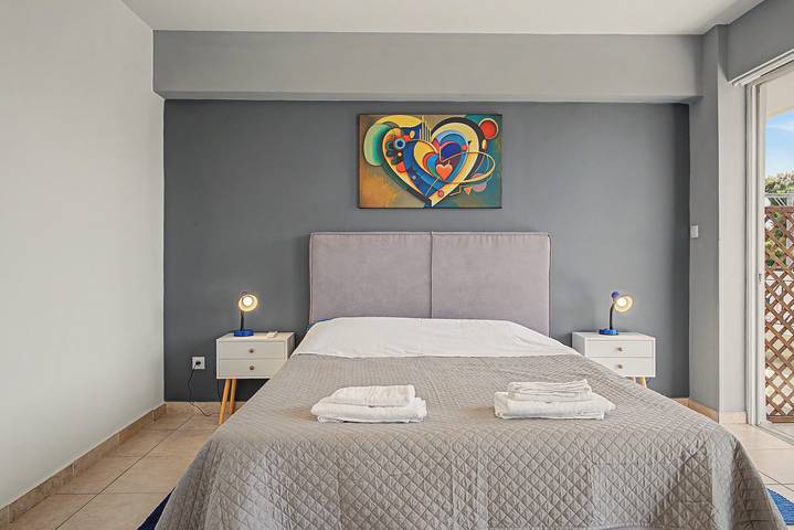 Hel lägenhet, Xenia Bauhaus Rafina Apartment with Mountain View, Wi-Fi, AC. Class room Available in Rafína, East coast of the Attika region