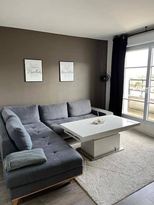 Appartement entier, Three-Bedroom Apartment in Bobigny, Seine-Saint-Denis