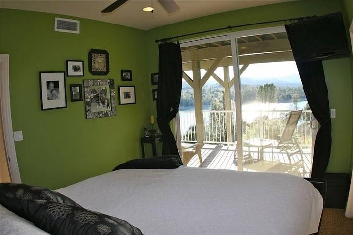 Holiday rental for 12 people, with pool and garden in California