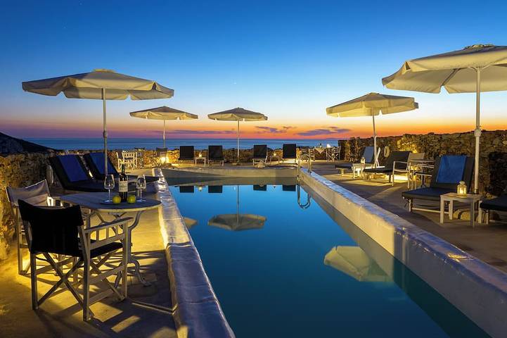 Location de vacances pour 4 personnes, avec Balcon ainsi que Jardin et Piscine dans Folégandros