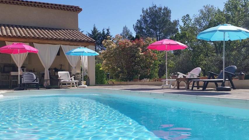 Location de vacances pour 6 personnes, avec Terrasse et Jardin ainsi que Piscine et Vue à Jouques