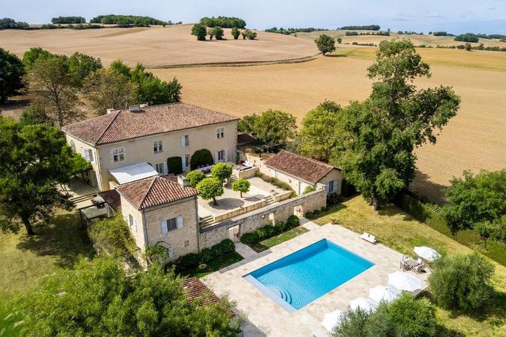 Gîte pour 12 personnes, avec piscine ainsi que jardin et terrasse à La Sauvetat