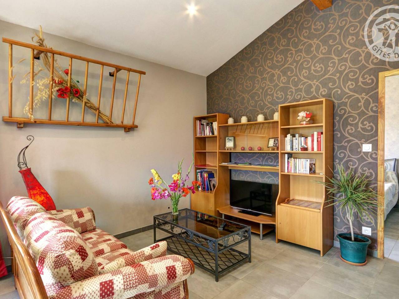 Gîte confortable à Genilac avec terrasse et jardin, idéal pour 2 personnes in Genilac, Parc Naturel Régional du Pilat