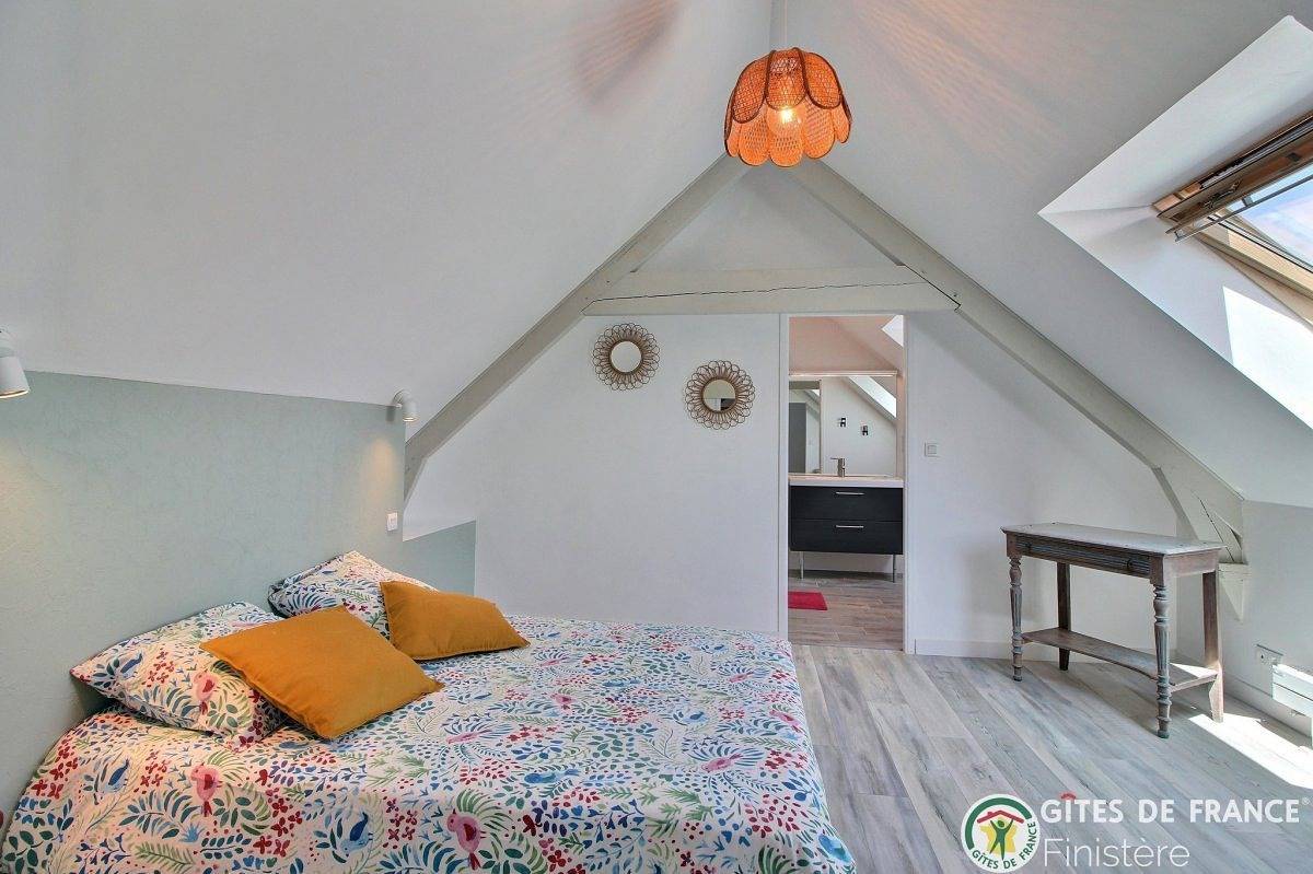 Charming B&B with Terrace & Garden, Near Port-Launay & Coastline in Châteaulin, Châteaulin region