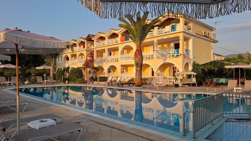 Appart’hôtel pour 3 personnes, avec vue et jardin ainsi que piscine et bassin pour enfant, animaux acceptés