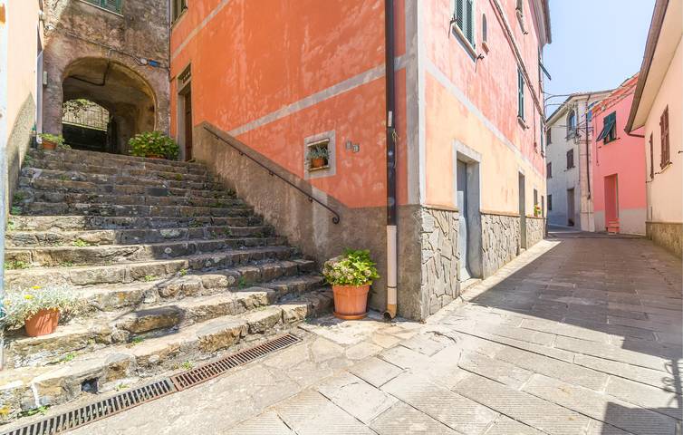 Entire holiday apartment, Modern Apartment with Terrace and Parking 200m from Locanda Agrogallo in Castello (Carro), Carro (Liguria)