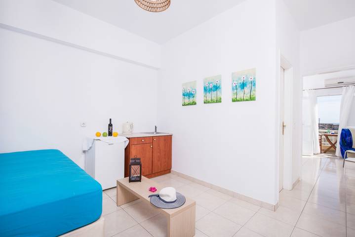 Gîte pour 2 personnes, avec vue sur l’océan ainsi que balcon et piscine, adapté aux familles dans Perivolos - 3