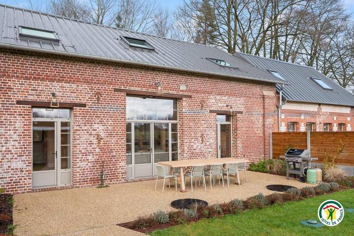 Gîte pour 10 personnes, avec piscine ainsi que terrasse et jardin