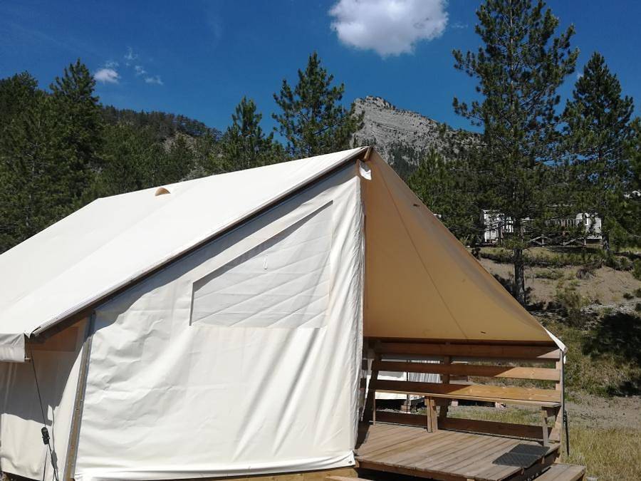 Flower Camping Le Clot du Jay - Tente 4 personnes - Tente Junior Standard 17m² (sans sanitaire) 2 chambres + terrasse in Clamensane, Région de Forcalquier