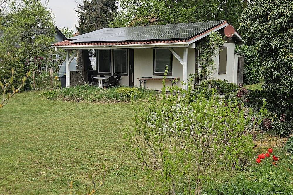 Bungalow with large sunbathing lawn on the outskirts of Berlin in Marzahn - Hellersdorf, Berlín