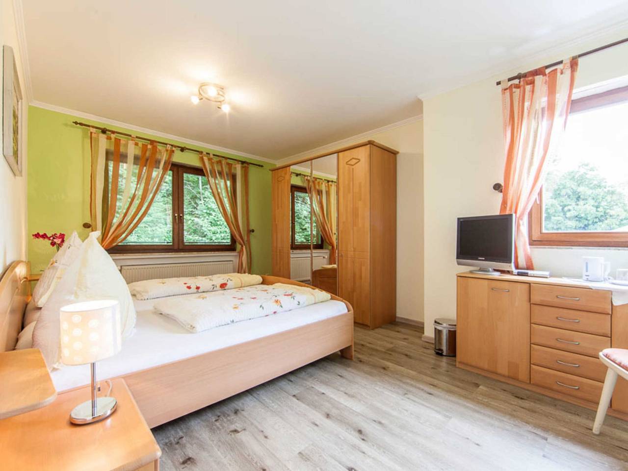 Landgasthaus Zum Kreuzberg - Doppelzimmer mit Balkon auf der Südseite in Schönbach, Vulkaneifel
