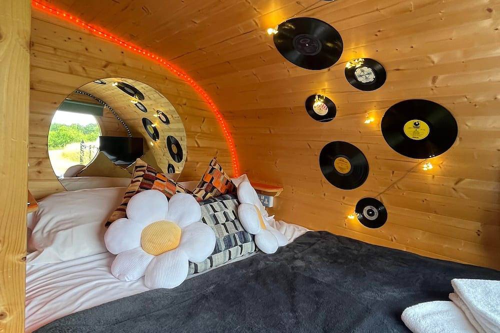 Dinky Disc - Cosy Hot Tub Escape in Chorleywood, Hertfordshire