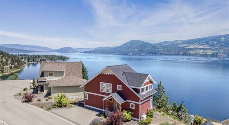 Cottage for 8 people, with terrace and pool as well as hot tub, with pets in Central Okanagan
