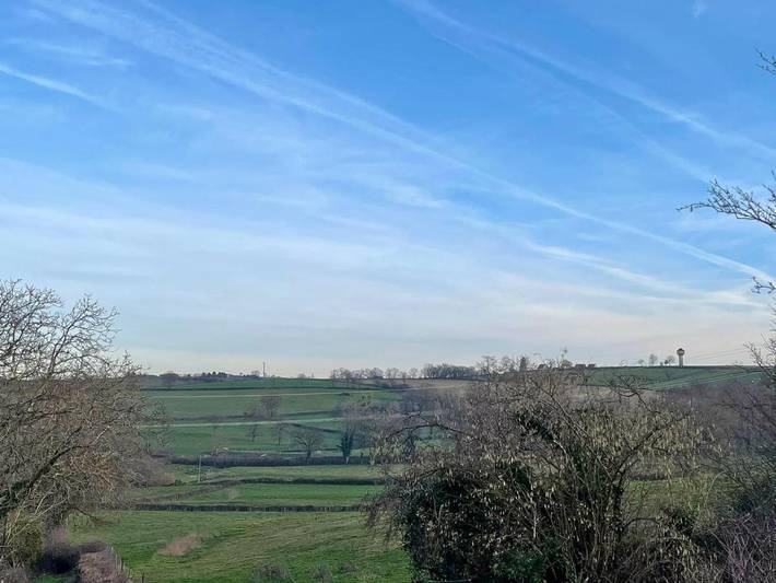 Location de vacances pour 5 personnes, avec vue ainsi que terrasse et jardin à Saint-Laurent-d'Andenay - 3