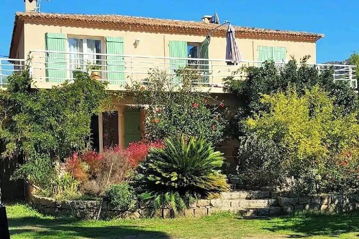 Gîte pour 4 personnes, avec terrasse et jardin dans Plage de Tenutella