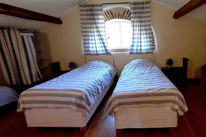 Gîte pour 6 personnes, avec terrasse ainsi que jardin et piscine à Sérignac - 4