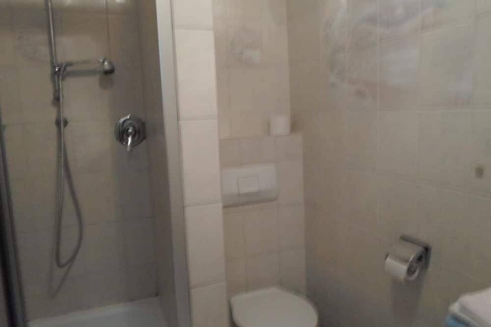 Ganze Wohnung, Ferienwohnung 54qm mit Dusche, Balkon und Grillmöglichkeit in Rimsting, Chiemsee