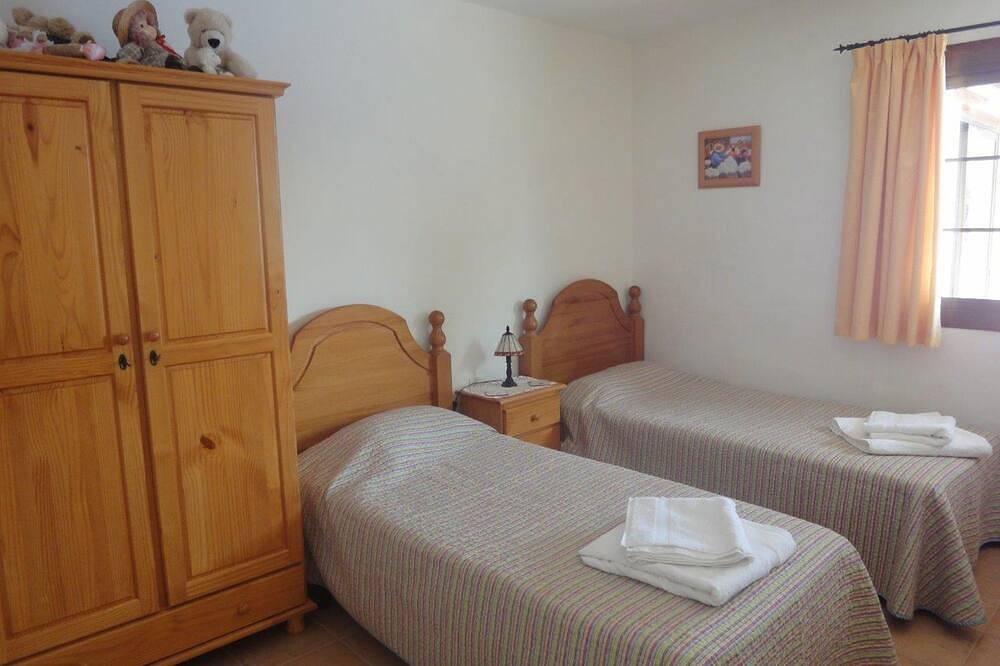 Luxury Secluded Villa - Large heated pool Aircon in main bedroom - fibre wifi in Lajares, La Oliva
