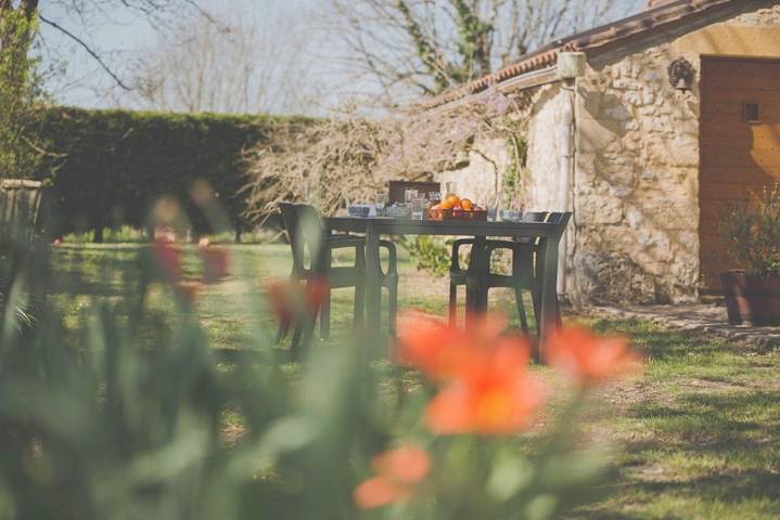 Location de vacances pour 7 personnes, avec Terrasse et Jardin ainsi que Piscine et Vue à Pontours
