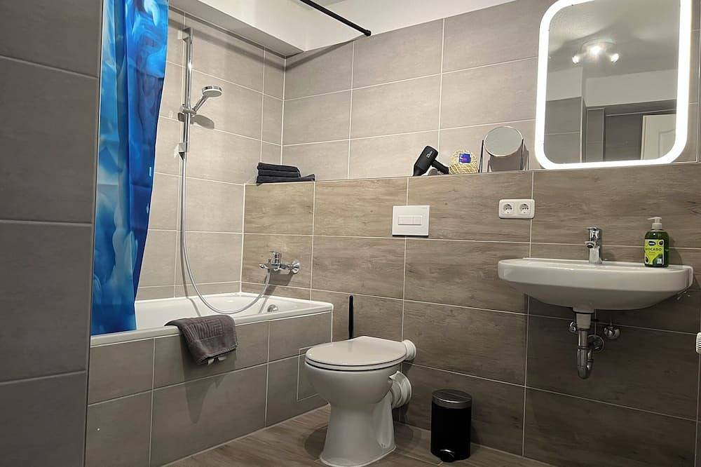 Entire apartment, Schöne Dachgeschosswohnung im Gastroviertel an der Elbe in Magdeburg, Elbe-Börde-Heide