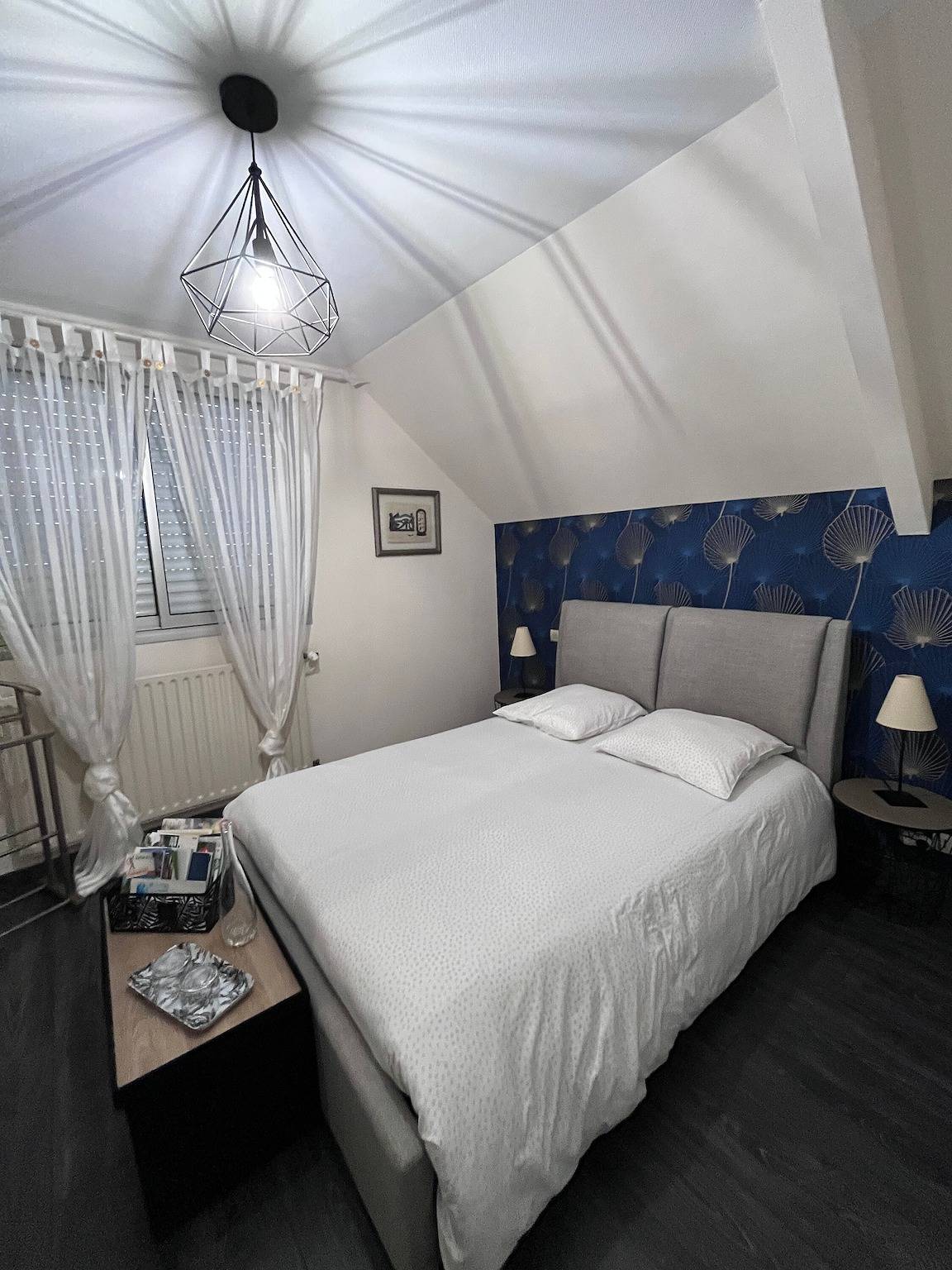 Chambre « Pause Tranquille - Chambre 2 » avec terrasse partagée, jardin partagé et Wi-Fi in Sablé-sur-Sarthe, Sarthe