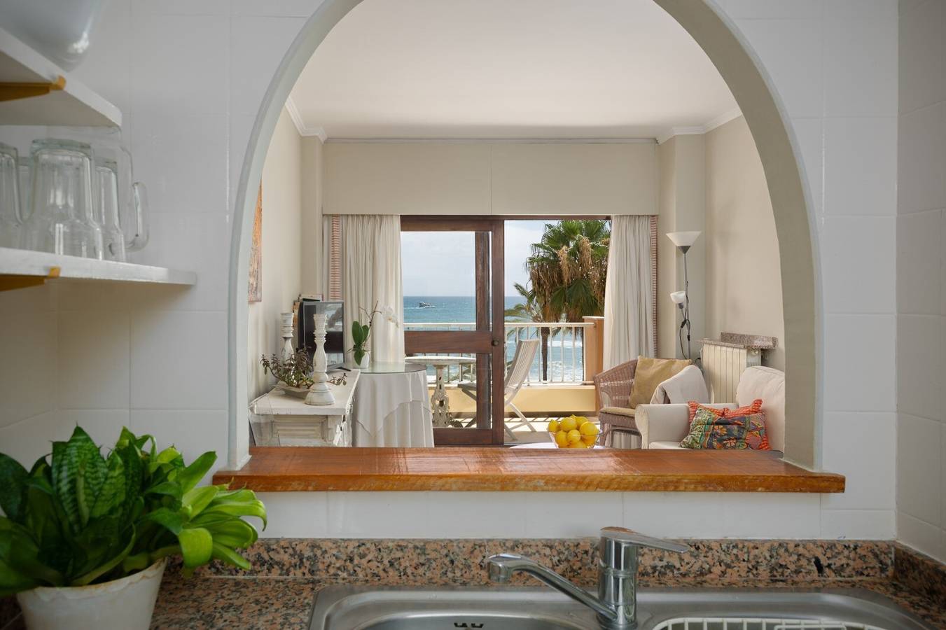 Zentrales Apartment in erster Strandreihe, direkt am Yachthafen in Marbella Zentrum, Marbella