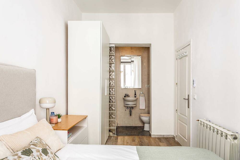 Entire apartment, Descubre el encanto de vivir en el corazón de Madrid con este sofisticado apartamento situado en el vibrante barrio de Chueca, justo al lado del emblemático Mercado de San Antón. in Centro (Madrid), Madrid