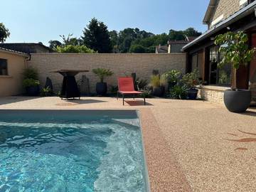Cottage pour 2 personnes, avec terrasse ainsi que jardin et piscine à Brive-la-Gaillarde