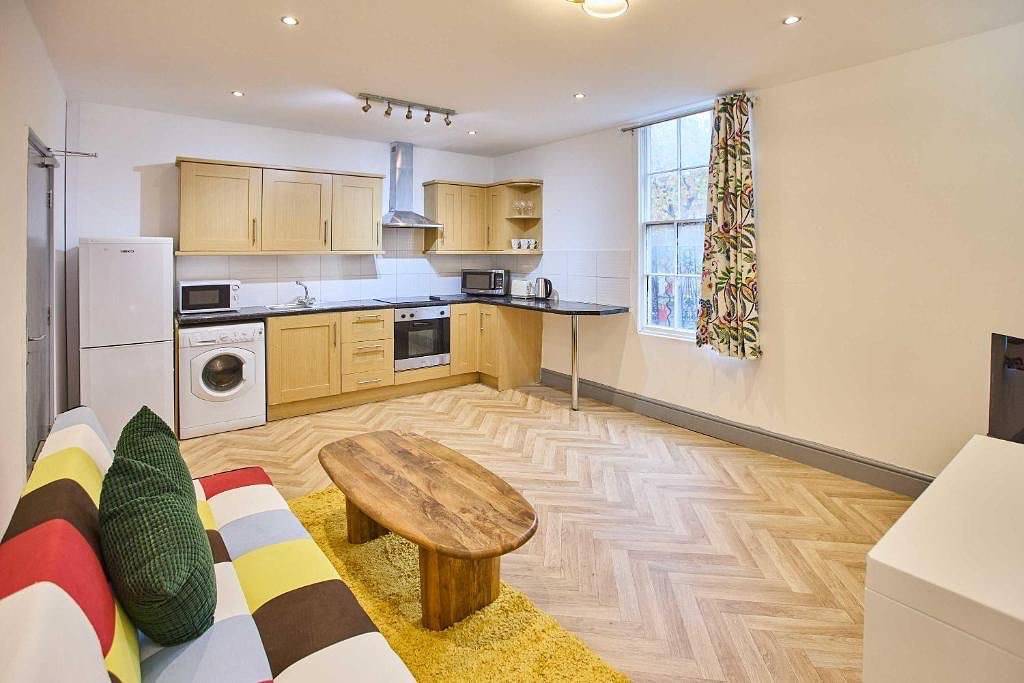Entire holiday apartment, 1 Bed Flat - Sleeps 2 - Parking - Wifi in Nottingham, East Midlands