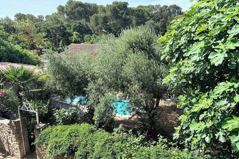 Soothing 1-bedroom gite in charming house with pool, perfect for getaway in Bouilhonnac, Région de Carcassonne