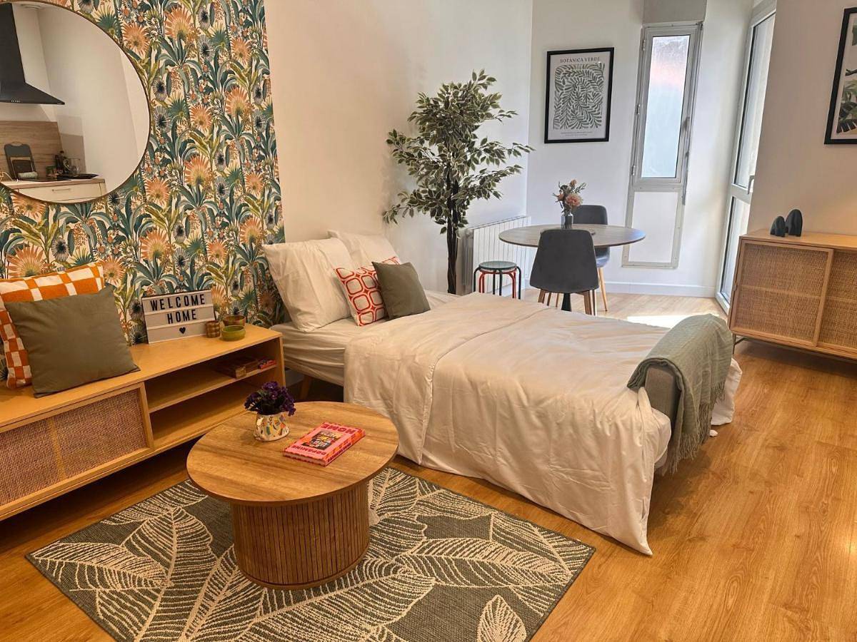 Appartement entier, Stylish Apartment with Balcony - Very Central - Long Stays and Pets Welcome in Carcassonne, Région de Carcassonne