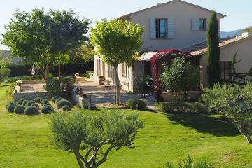 Gîte pour 10 personnes, avec piscine à Peypin-d'Aigues
