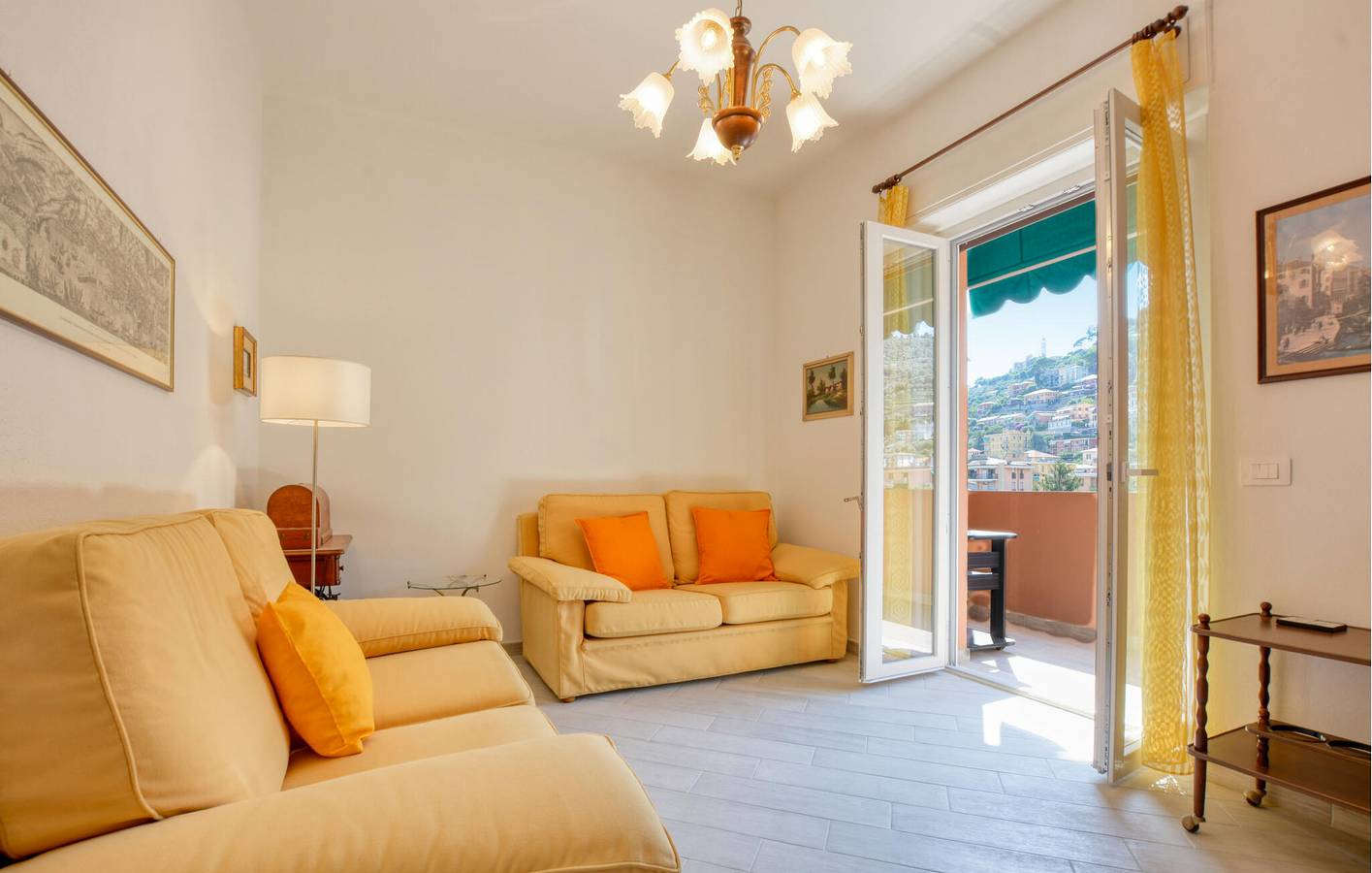 Entire holiday apartment, Cozy Beachside Apartment with Terrace & WiFi in Recco, Riviera di Levante