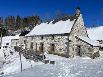 Location de vacances pour 16 personnes, avec jardin, animaux acceptés à Chastreix