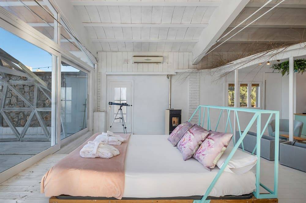 Entire apartment, Apartment 'Suite Mirador De Les Estrelles' with Mountain View, Wi-Fi and Air Conditioning in Canyelles (Barcelona), Garraf