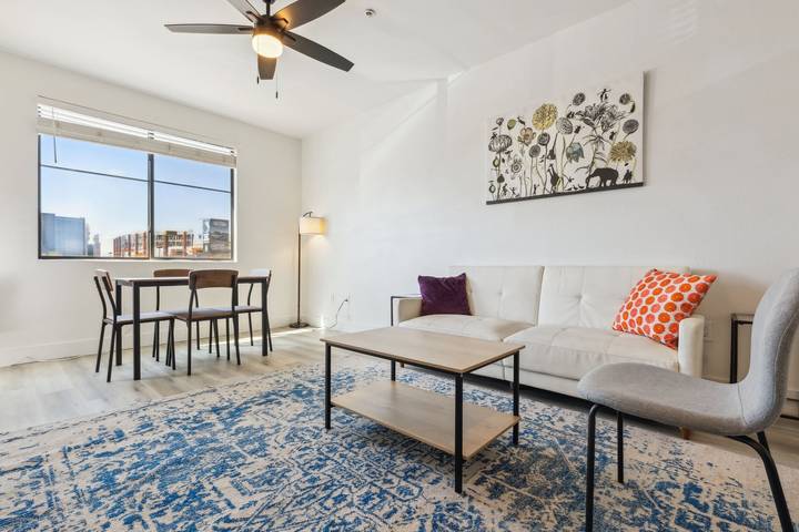 Vacation rental for 3 people, with balcony and pool as well as yard, kid friendly in Glendale