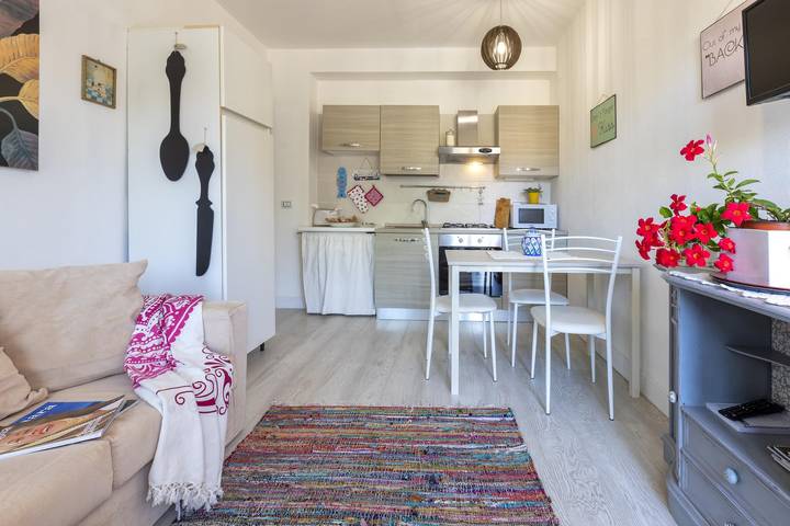 Appartamento intero, Appartamento Uva Regina vicino alla spiaggia con giardino, terrazza, balcone e A/C in La Cunetta, Alghero