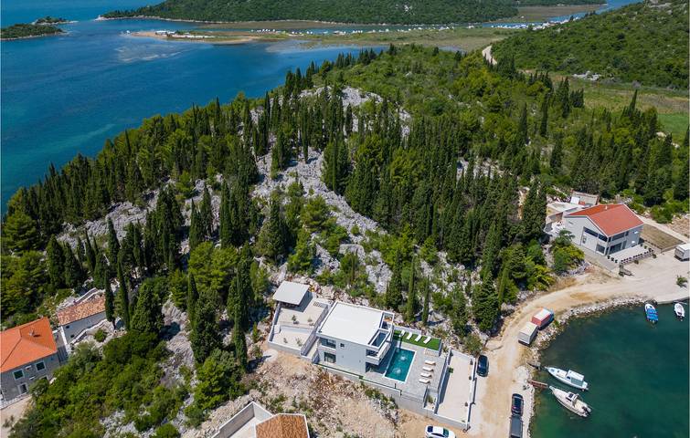 Appartement confortable avec vue sur la mer, piscine, Wi-Fi et parking - À 300 m de la plage in Blace, Dubrovnik-Neretva