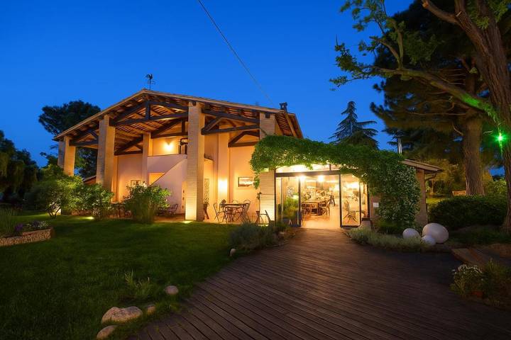 Rustico per 3 persone, con Idromassaggio e Terrazza nonché Giardino e Piscina a Faenza